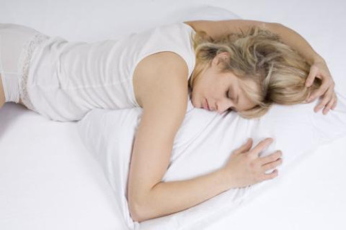 Bauchlage im Bett